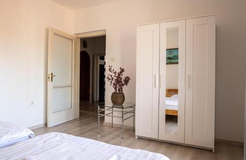 Szeged Apartment | Barát Vendégház - Cosy Guesthouse - Teljes ház privát udvarral - 4 szoba, 2 fürdő