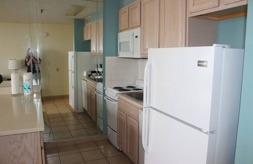 Northeast Virginia Beach Resort | Barclay Towers Resort Oceanfront Unit with Full Oceanfront Balcony