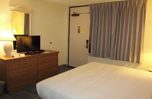 Northeast Virginia Beach Resort | Barclay Towers Resort Oceanfront Unit with Full Oceanfront Balcony