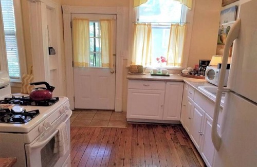 East of Broadway Cottage | Barkley Cottage - 2 Bedroom