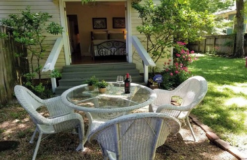 East of Broadway Cottage | Barkley Cottage - 2 Bedroom