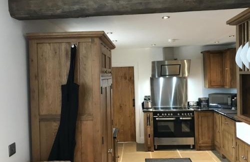 Winkhill House | Barn Conversion - Sleeps 4 - Pet friendly - Garden