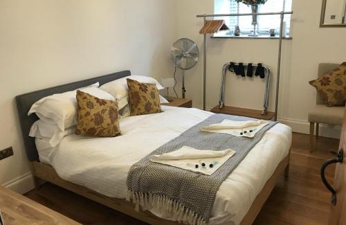 Winkhill House | Barn Conversion - Sleeps 4 - Pet friendly - Garden