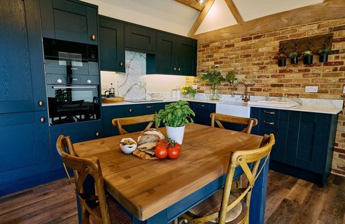 Quedgeley Cottage | Barn Retreat in Walton with Hot Tub & Spa Access