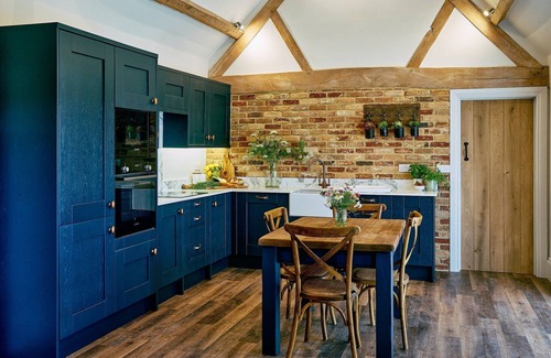 Quedgeley Cottage | Barn Retreat in Walton with Hot Tub & Spa Access