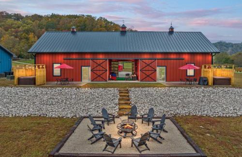 Stanton House | Barndo/Ample Parking/Access to Red River/Hot Tub