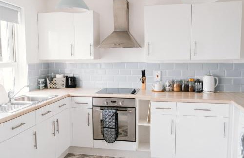 Barry Apartment | Barry Island Beachfront Apartment - Stunning Bay Views and Private Parking