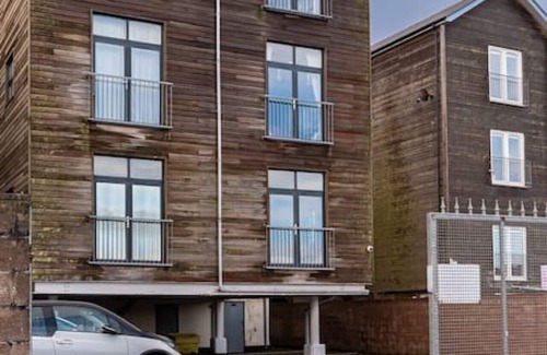 Barry Condo | Barry Island Paget House · Barry Island Beachfront Getaway + Private Parking