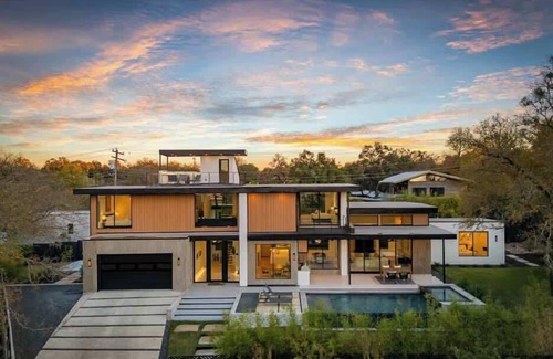 Barton Hills House | Barton Springs Luxe Heated Pool+ Spa Sleeps 16