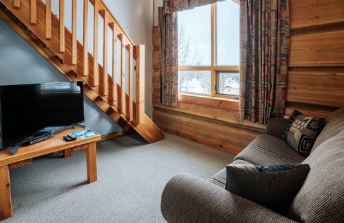 Golden Cabin | Basecamp Lodge Golden | Queen Suite Room