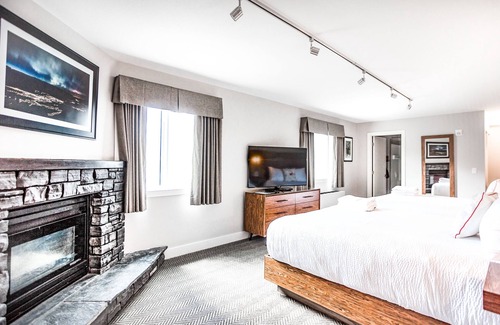 Canmore Hotel | Basecamp Lodge I Deluxe Double Queen Room
