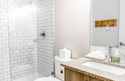 Canmore Hotel | Basecamp Lodge I Deluxe Double Queen Room
