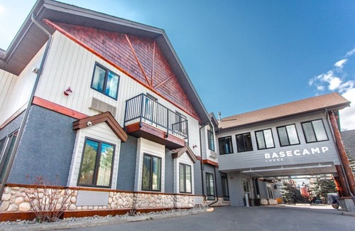 Canmore Hotel | Basecamp Lodge I Deluxe Double Queen Room