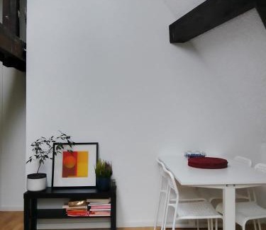 Binningen House | Basel Rühige Zimmer mit grösse Doppelbett