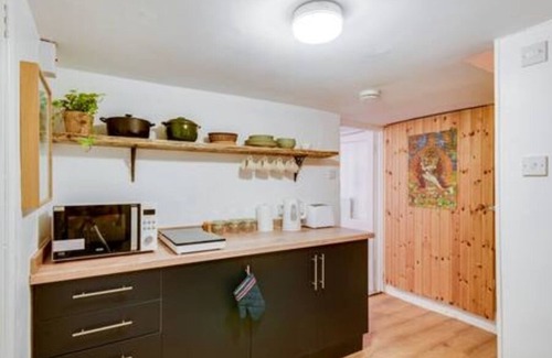 Summertown Apartment | Basement Studio in Summertown with kitchenette