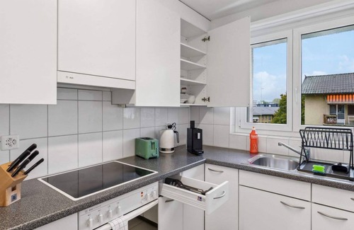 Center Apartment | Basic 3BR Stay with Balcony Near Zürich HB