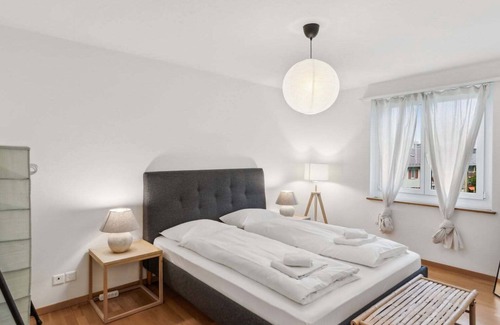 Center Apartment | Basic 3BR Stay with Balcony Near Zürich HB
