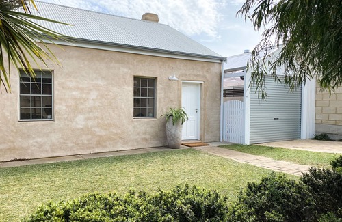 Waterhouse House | BASK - Great Location. 100m from cafes & shops. 150m from beach!