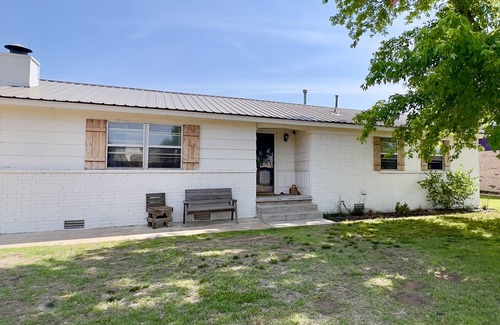 Laverne House | Basket Bungalow near walking trail family & pet friendly.