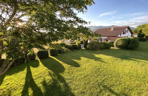 Louhossoa Apartment | BaskoParadis I Eco-Gite I Basque farmhouse I Calm I Terrace I View I Donkeys