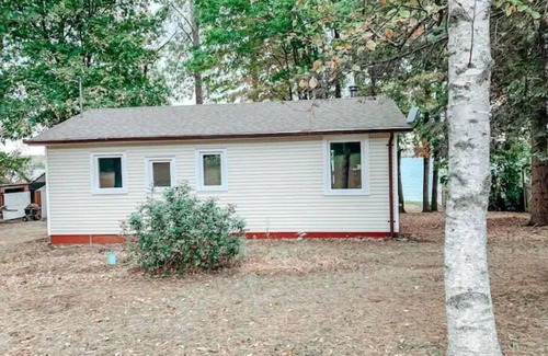 Adolphustown House | Bass Cove Beach Club - Lakefront cottage with Sauna
