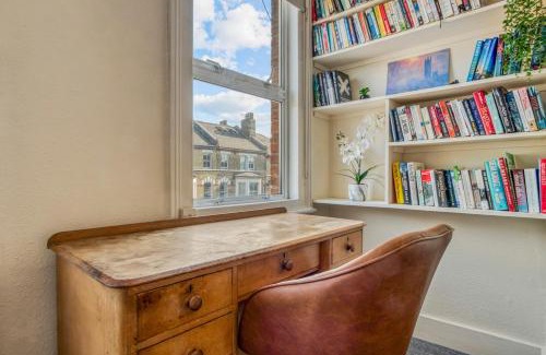 Northcote Apartment | Battersea Rise 3BED Urban Escape