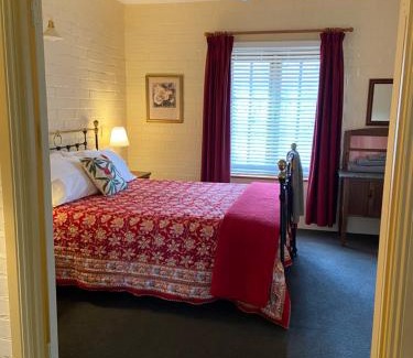 Upper Wakefield Bed & Breakfast | Battunga Cottages