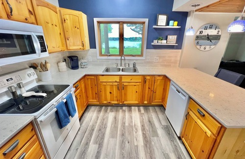 Baxter Cabin | Baxter Beach House: Enjoy year-round activities/events in a cozy lakeside cabin.