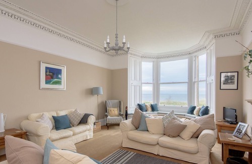 North Berwick Apartment | Bay House is located meters from North Berwick’s main beach, in the bustling seaside town.