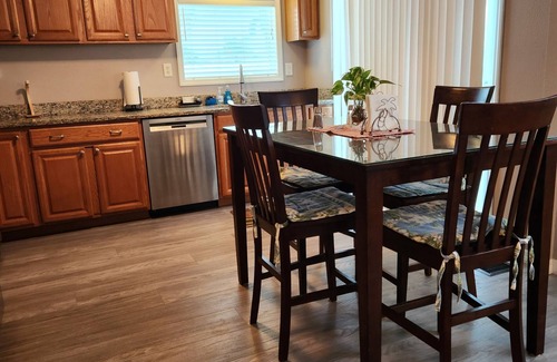 Bradenton Beach House | Bay view, 3 min walk to Gulf beach, shared pool, wash & dryer, free WIFI plus.