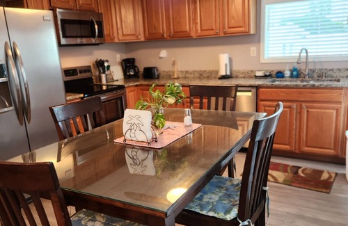 Bradenton Beach House | Bay view, 3 min walk to Gulf beach, shared pool, wash & dryer, free WIFI plus.