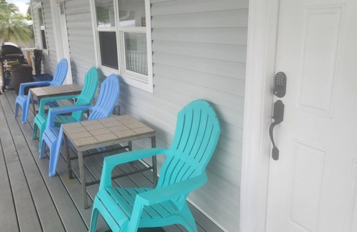 Bradenton Beach House | Bay view, 3 min walk to Gulf beach, shared pool, wash & dryer, free WIFI plus.