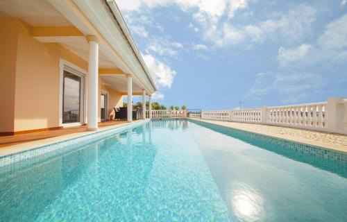 Alfarrobeira Villa | Bay View Villa in Vale da Lama