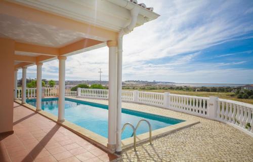 Alfarrobeira Villa | Bay View Villa in Vale da Lama