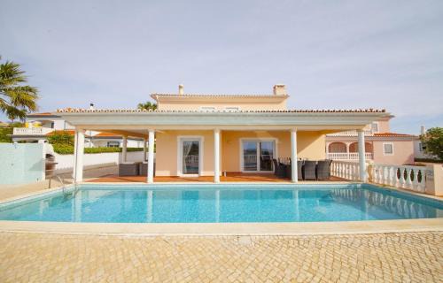 Alfarrobeira Villa | Bay View Villa in Vale da Lama