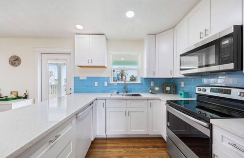 Crash Boat Basin Cottage | Bay views Cottage w/private suite, 4 min from beach and Moody Gardens