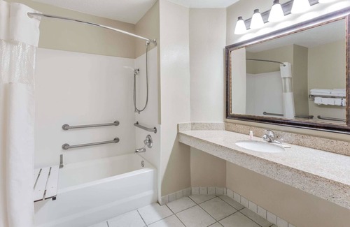 Mequon Hotel | Baymont by Wyndham Mequon Milwaukee Area