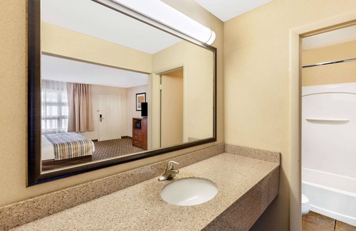 St Ignace Hotel | Baymont by Wyndham St. Ignace Lakefront