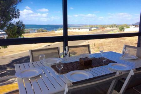Kingscote Apartment | Bayview Beach House Apartment No 1