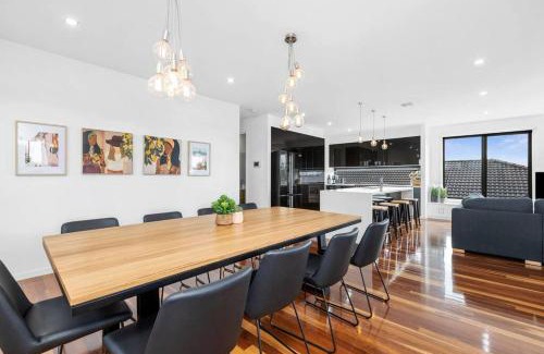 Curlewis House | Bayview Luxe- Sleeping 14, Pet Friendly, Views- 4 bedroom, lounge with sofa beds