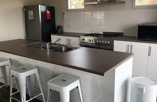Kingscote House | Baywatch Kingscote - Beachfront get-away