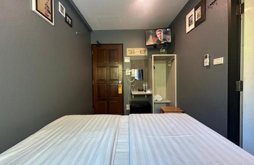 Chana Songkhram House | BB House Phra Athit