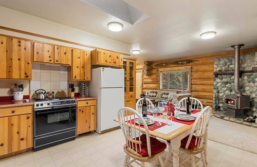 Leavenworth Cabin | BBQ-20 Acres-15 Minutes to Leavenworth-Bear Ridge Cabin-Cozy Log Home