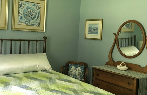 Glastonbury House | Be at home! Ideal for couples or a small family, close to many activities.
