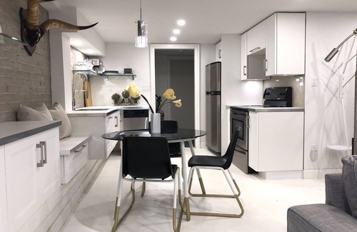 The Beaches House | Be at the BEACH! Steps to Water Edge- Large Stylish 1bdrm Apt- Modern & Bright