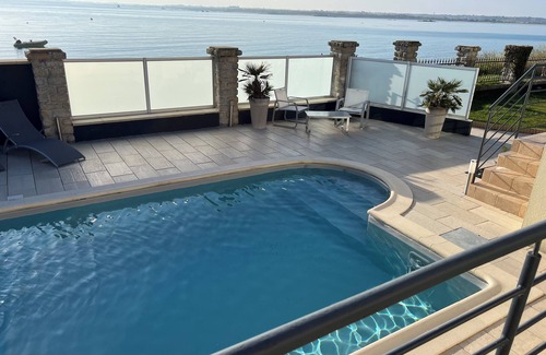 Plouneour-Brignogan-Plages Villa | Beach mansion directly by the sea + pirvat pool - stone´s throw enter the beach