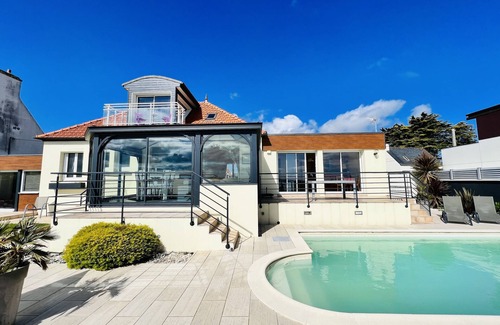 Plouneour-Brignogan-Plages Villa | Beach mansion directly by the sea + pirvat pool - stone´s throw enter the beach