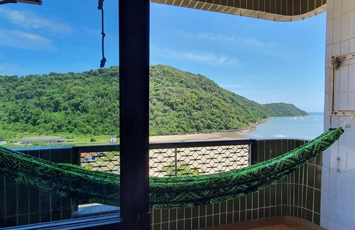 Canto do Forte Apartment | Beach apartment with side views of the sea and mountains