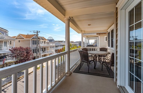 North End Condo | Beach Block In OCNJ between 7th & 8th St! w/elevator - 5 Bd/4 Bath, Sleeps 16