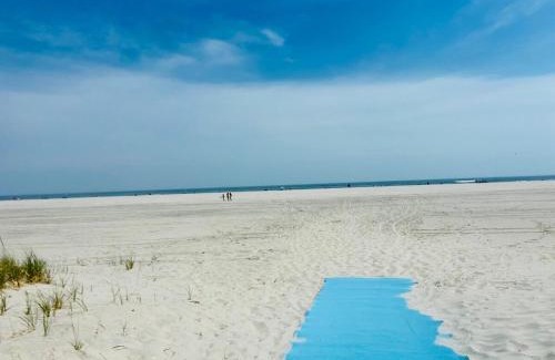 Southend House | BEACH BLOCK TOWNHOME - Casinos, Shopping, Fun!